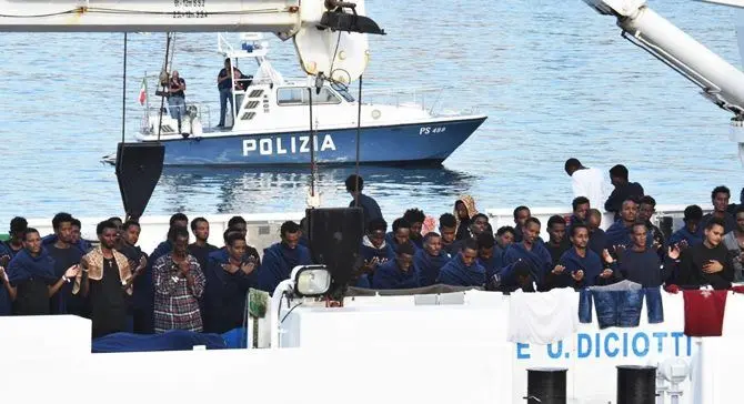 Diciotti, perse le tracce di 50 migranti. Salvini: «Ma non li avevo sequestrati?