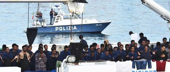 Diciotti, perse le tracce di 50 migranti. Salvini: «Ma non li avevo sequestrati?