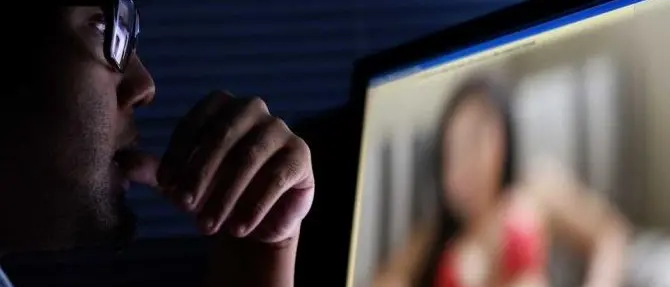 Messaggi hot per mesi con un adulto, poi scopre che è il padre