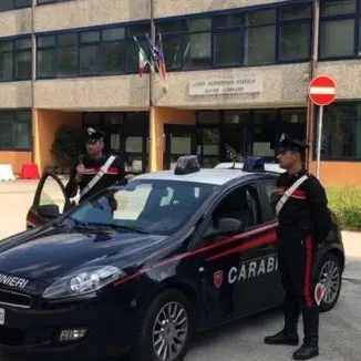 Bocciato agli esami di riparazione, il padre aggredisce il professore