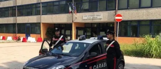 Bocciato agli esami di riparazione, il padre aggredisce il professore