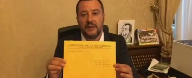 Salvini riceve l'avviso di garanzia e lo appende al muro: «Un'altra medaglia»