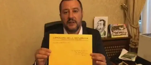 Salvini riceve l'avviso di garanzia e lo appende al muro: «Un'altra medaglia»