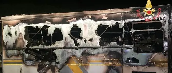 In fiamme un furgone a Gizzeria, avviate le indagini