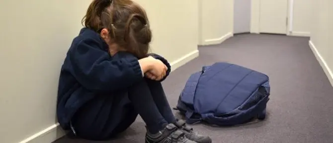 Bambini picchiati e umiliati: due maestre sospese
