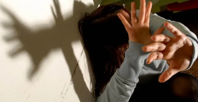 Presunta violenza sessuale a Cosenza su una tredicenne: la Procura avvia le indagini