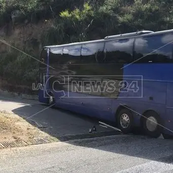 La Strada del Mare colpisce ancora: bus carico di turisti si incastra in curva