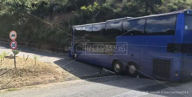 La Strada del Mare colpisce ancora: bus carico di turisti si incastra in curva