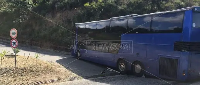La Strada del Mare colpisce ancora: bus carico di turisti si incastra in curva