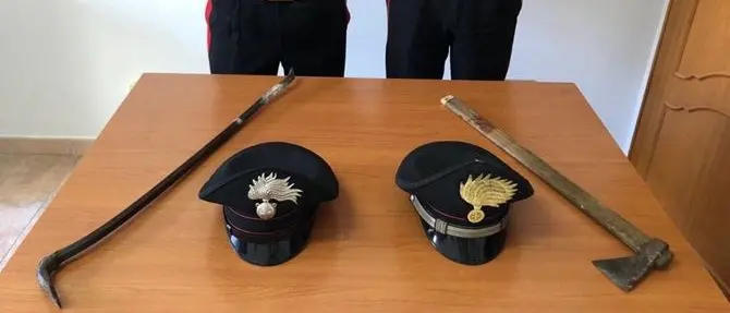 Sorpreso in una casa con un piede di porco, arrestato