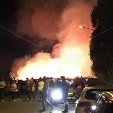 Lo spettacolo pirotecnico provoca incendi nelle campagne, paura a Bovalino