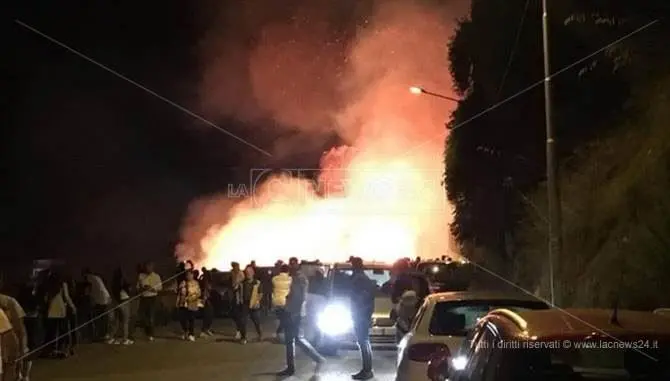 Lo spettacolo pirotecnico provoca incendi nelle campagne, paura a Bovalino