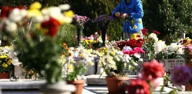 Tomba a tre piazze: due vedovi piangono la stessa donna, è rissa al cimitero