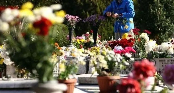 Tomba a tre piazze: due vedovi piangono la stessa donna, è rissa al cimitero