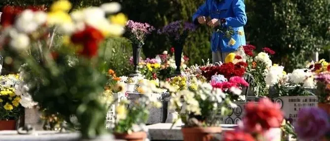 Tomba a tre piazze: due vedovi piangono la stessa donna, è rissa al cimitero