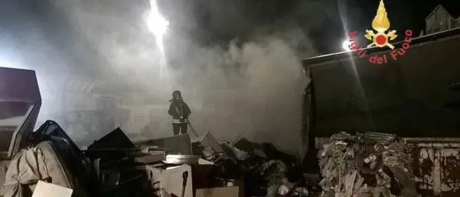 Lamezia, incendio nella ditta “Ecologia oggi”: indagini in corso