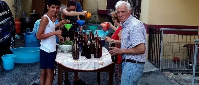 “I buttigghi”, ecco come si tramanda la tradizione della salsa fatta in casa