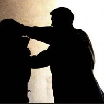 Aggredisce la madre con cacciavite per soldi, arrestato 36enne