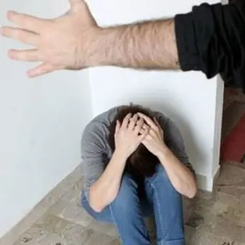 «Mio padre mi ha bucato, arrestatelo»