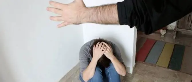 «Mio padre mi ha bucato, arrestatelo»