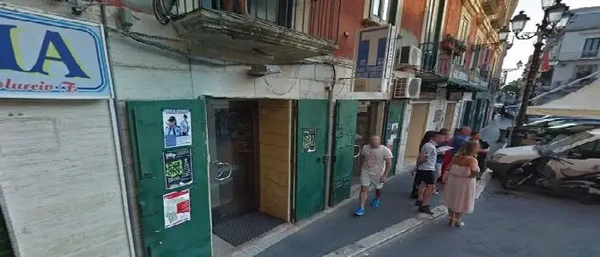 Armati d'ascia rapinano una tabaccheria nel centro di Crotone