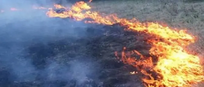 Brucia sterpaglie e rimane avvolto dalle fiamme, muore 77enne a Cutro