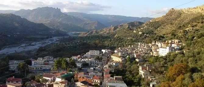 Dà fuoco a tavoli e gazebo del bar dopo lite con il titolare: arrestato