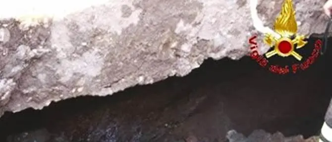 Vibo, crolla marciapiede in pieno centro: evacuato b&b