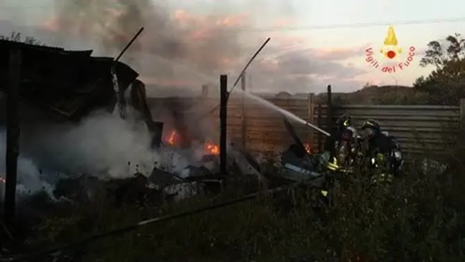 Pianopoli, incendio avvolge capanno: intervengono i vigili del fuoco