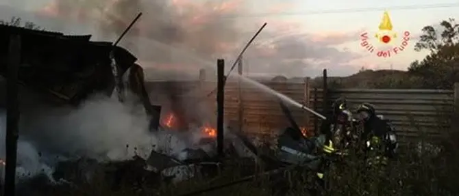 Pianopoli, incendio avvolge capanno: intervengono i vigili del fuoco