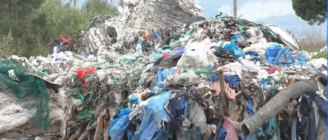 Lamezia, ecoballe abbandonate e nascoste nell'area industriale