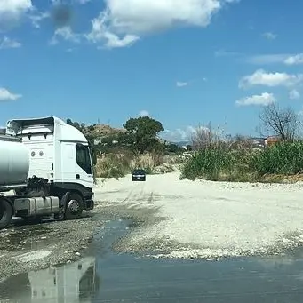 Come nel vecchio West: “carovane” di tir e auto affrontano il guado Allaro