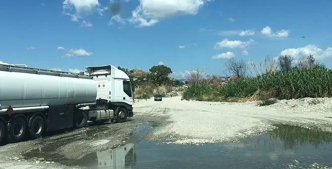 Come nel vecchio West: “carovane” di tir e auto affrontano il guado Allaro