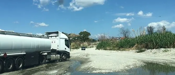Come nel vecchio West: “carovane” di tir e auto affrontano il guado Allaro