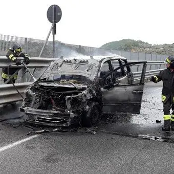 Fumo dal vano motore, il conducente riesce a mettersi in salvo