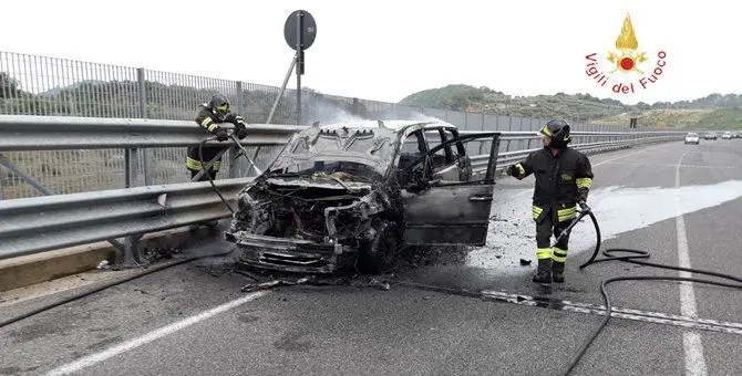 Fumo dal vano motore, il conducente riesce a mettersi in salvo