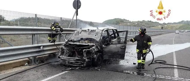 Fumo dal vano motore, il conducente riesce a mettersi in salvo