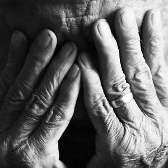 Minacciano anziano con un coltello e gli rubano la pensione in casa