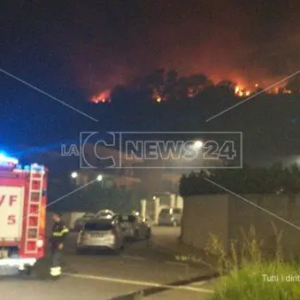 Catanzaro, a fuoco la collina di Cavita: i residenti lasciano le case