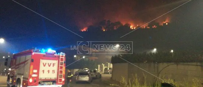 Catanzaro, a fuoco la collina di Cavita: i residenti lasciano le case