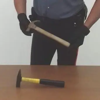 Catanzaro, in preda all'ira prende a martellate l'auto del padre