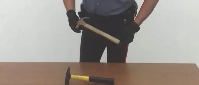 Catanzaro, in preda all'ira prende a martellate l'auto del padre