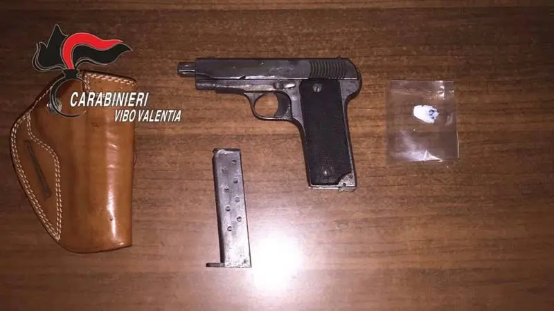 Tropea, uomo sotto effetto di cocaina punta una pistola sulla folla