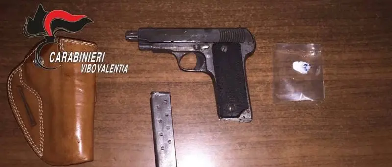 Tropea, uomo sotto effetto di cocaina punta una pistola sulla folla