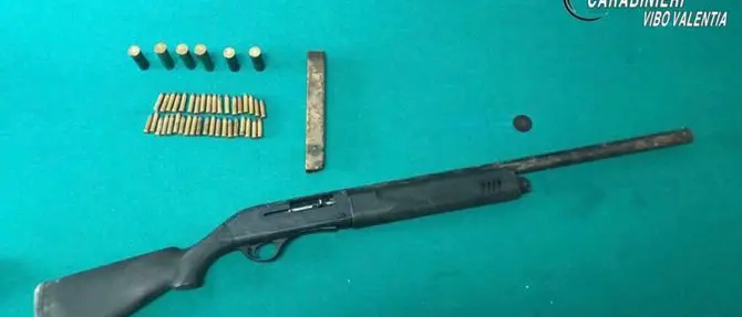 Un arsenale in magazzino, commerciante finisce in manette