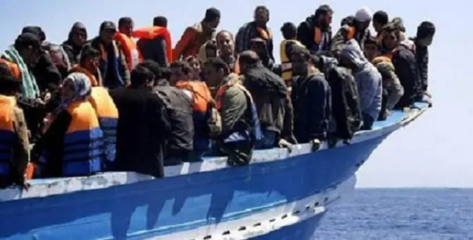 Migranti, nuovo sbarco nel Crotonese: rintracciati 40 su 70