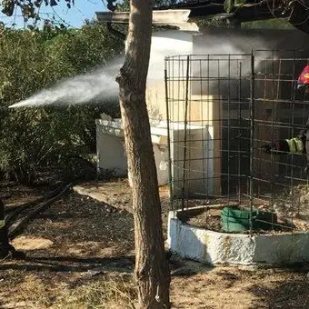 Incendio distrugge capanno sul lungomare di Soverato