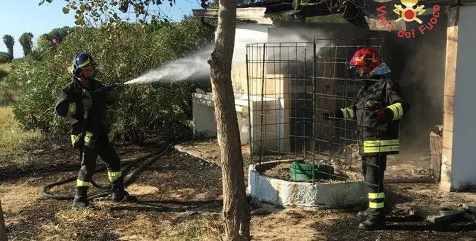 Incendio distrugge capanno sul lungomare di Soverato