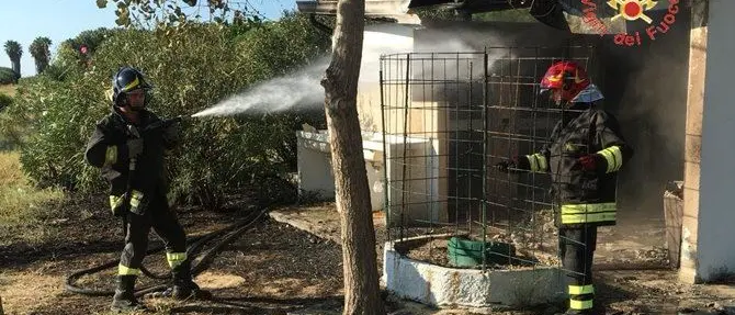 Incendio distrugge capanno sul lungomare di Soverato
