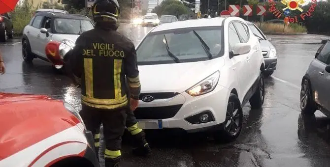 Saltano i tombini per la pioggia, auto rimane incastrata con la ruota